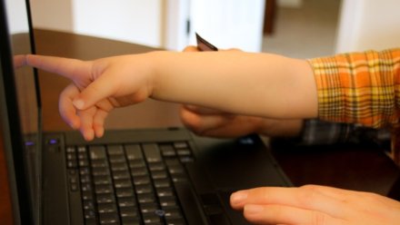 Лабубу, iPhone и Minecraft: Как мошенники обманывают детей через их увлечения