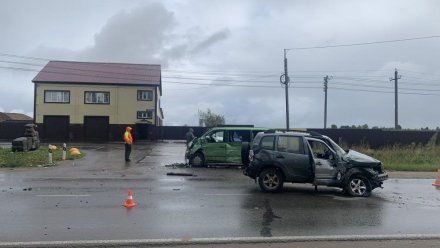 В Сыктывкаре водитель "Нивы" выехал на встречную полосу и врезался в микроавтобус Mercedes