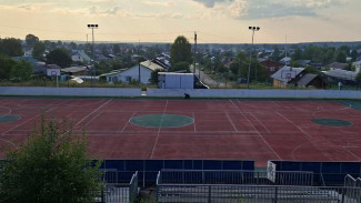 На универсальной спортивной площадке в Объячево обновили бесшовное покрытие