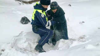 В Сыктывкаре сотрудники дорожно-патрульной службы оказали помощь пожилой женщине 