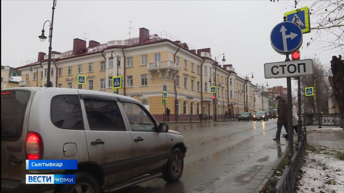 В центре Сыктывкара на пересечении улиц Советской и Коммунистической  по-новому работает светофор – ГТРК «Коми Гор»