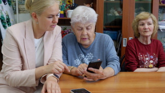 Безопасная и удобная коммуникация: в Эжвинском центре соцзащиты обсудили переход на национальный мессенджер MAX и обучение цифровым навыкам