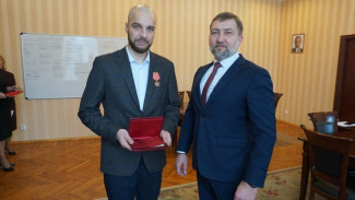 Фельдшеру территориального центра медицины катастроф региона Виктору Окушко вручена медаль Луки Крымского 