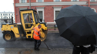 В Минстрое рассказали, зачем укладывать асфальт в плохую погоду