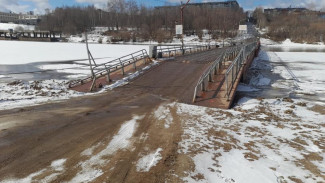 В Сыктывкаре из-за подъема воды в реке демонтируют наплавной мост
