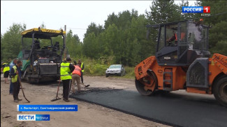 На подъезде к Сыктывдинскому местечку Еляты в районе Выльгорта продолжается ремонт автомобильной дороги