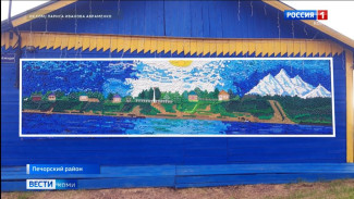 Жительница Печорского района Лариса Абраменко создала из пластиковых пробок необыкновенное панно для дома досуга в своей деревне