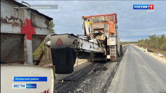 На одном из участков трассы Чикшино-Кожва началась укладка второго слоя асфальта