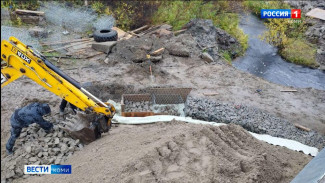 В Усинском районе продолжается ремонт моста через реку Евсявис