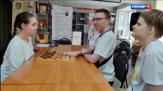 Аня Шелаева из сборной Санкт-Петербурга по шашкам провела урок в Сыктывкарской библиотеке для слепых