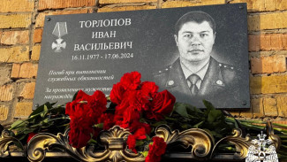 В Емве открыли мемориальную доску в память сотрудника МЧС России, погибшего при исполнении служебного долга   