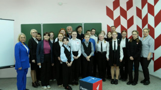 Владимир Уйба провёл "классную встречу" с учащимися Новоборской школы