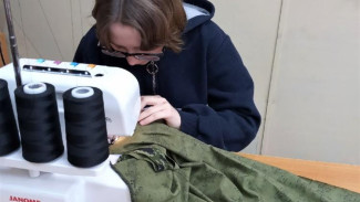 Воспитанники сыктывкарского детского дома шьют футболки для мобилизованных земляков