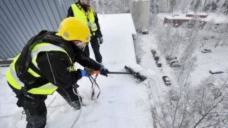 Гострудинспекция Коми напоминает о мерах безопасности при очистке крыш от снега