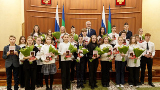 Владимир Уйба вручил паспорта школьникам Республики Коми