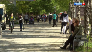 В Коми семьи с низкими доходами могут получить материальную помощь на покупку одежды и обуви детям