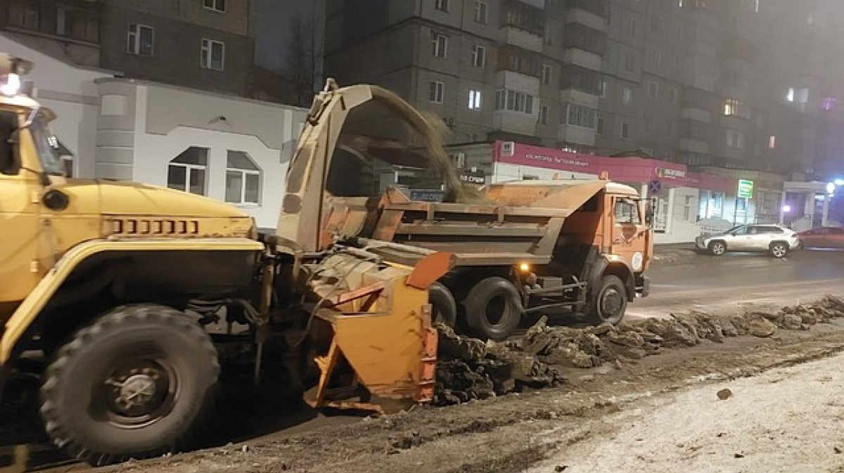 Коммунальные службы Сыктывкара продолжают уборку городских территорий после  зимы – ГТРК «Коми Гор»