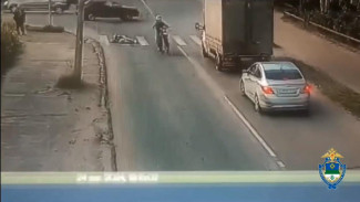 В Сыктывкаре полицейскими задержан 14-летний водитель питбайка, сбивший пенсионерку