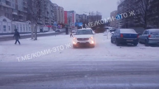 В Сыктывкаре женщина проехала на автомобиле по пешеходной дорожке 