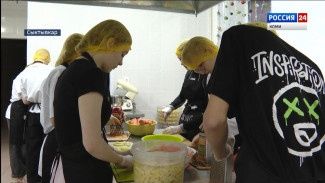 Очередную партию гуманитарной помощи готовят воспитанники и сотрудники детского дома имени Александра Католикова