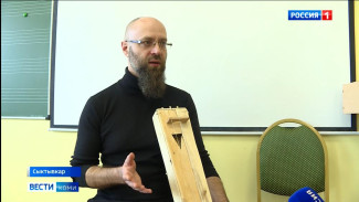 Известный этнограф Юрий Габров представил свою музыкальную программу "Звуки Севера" сыктывкарским студентам