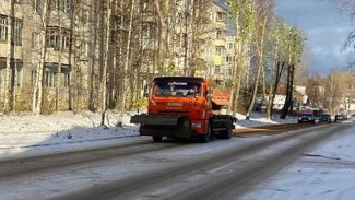 Коммунальщики Сыктывкара продолжают подсыпку дорог песчано-соляной смесью