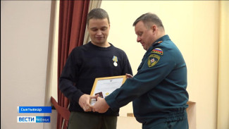 Медаль за спасение: в Сыктывкаре вручили награду, которая искала своего героя 17 лет