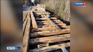 В Усть-Куломском районе ведутся работы по восстановлению моста на реке Ын