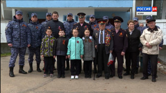 В Сыктывкаре сотрудники Росгвардии устроили праздник для ветерана Великой Отечественной войны Вячеслава Истомина