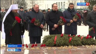 В Сыктывкаре состоялась торжественная церемония у мемориалов "Вечная слава" и "Скорбящий воин" в честь Дня Героев Отечества