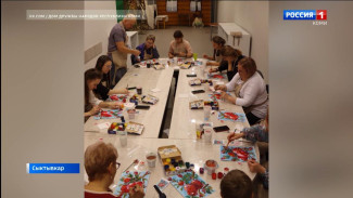 В Доме дружбы народов Республики Коми прошел мастер-класс по живописи, который собрал представителей национально-культурных объединений и сотрудников учреждения