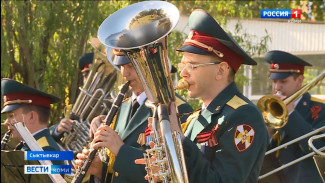 В Сыктывкаре военный оркестр Росгвардии дал мини-концерт для пациентов Республиканской детской клинической больницы
