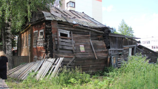 Снос заброшенного дома по улице Карла Маркса