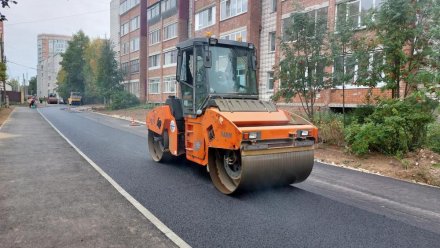 На улице Громова укладывают новый асфальт