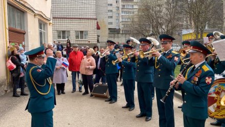 В Сыктывкаре военный оркестр Росгвардии провел акцию «Парад у дома ветерана»