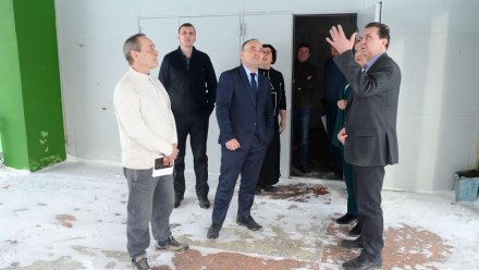 Олег Холопов оценил ход капремонта в школах Вуктыла, Ухты и Сосногорска
