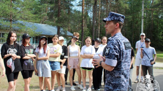 Росгвардейцы провели профориентационное занятие для участников  профильной смены в «Гренаде»