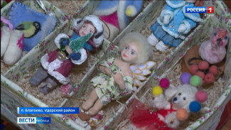 Мастер из поселка Благоево Елена Черепанова изготавливает игрушки и куклы в разных техниках