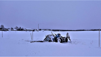 В Сыктывкаре под лёд провалился трактор