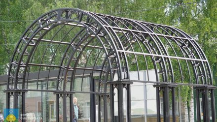 В столичном поселке Краснозатонском продолжается благоустройство территории у мемориального комплекса