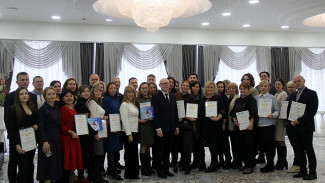 В Сыктывкаре наградили победителей конкурса на лучшее новогоднее оформление фасадов зданий