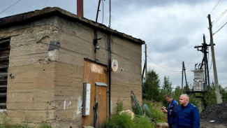 Сквозные отверстия и разрушение фундамента: здание угольной котельной в Каджероме находится в неудовлетворительном состоянии