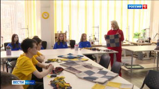 Студенты Сыктывкарского колледжа сервиса и связи готовят подушки для бойцов спецоперации