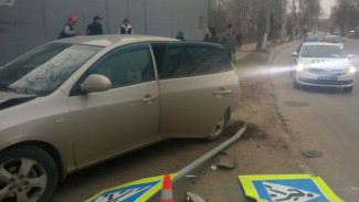В столице Коми дорожный знак упал на пешехода