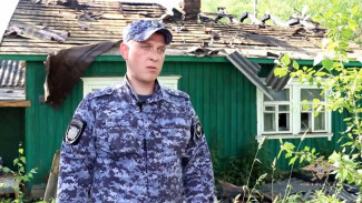 В Сыктывкаре сотрудники патрульно-постовой службы спасли из пожара пятерых людей
