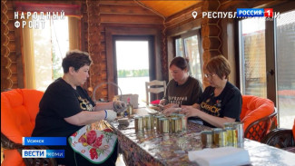 Жительницы Усинска делают окопные свечи для бойцов СВО на своих загородных участках