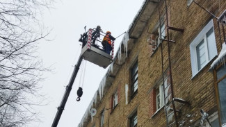 Управляющие и обслуживающие организации Сыктывкара чистят крыши от сосулек и свесов