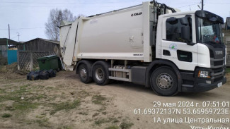 Региональный оператор Севера помогает Усть-Кулому вычистить контейнерные площадки, заваленные отходами от субботников