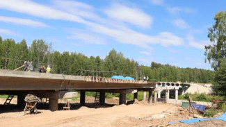 Мост через р. Лемью готов наполовину