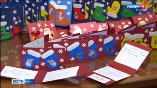 Воспитанники и педагоги сыктывкарского детского дома № 3 мастерят открытки для бойцов в зону СВО